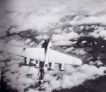 B-24 alcanzado por la antiaerea justo en la cola, arrancandola de cuajo 002.jpg