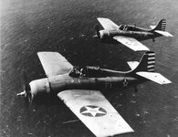 780px-Grumman_F4F-3_Wildcats_of_VF-3_in_flight_off_Oahu_on_10_April_1942_(80-G-10613).jpg