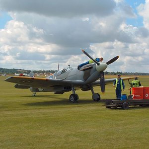 Spitfire_maintainance_col_