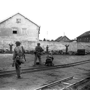 dACHAU-MASSACRE-AMERICAN-WAR-CRIMES-WW2-002