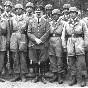 Hitler_at_RK_ceremony_at_Rotterdam_for_FJ_after_Eben-Emael_1940a