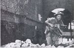 british_solder_advances_with_sten_smg_133.jpg