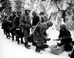 hungry_americans_get_fed_in_bastogne_211.jpg