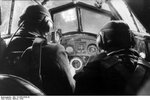 Bundesarchiv_Bild_101I-658-6356-25%2C_Reichsgebiet%2C_Piloten_im_Cockpit_eines_Flugzeugs.jpg