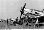 Bundesarchiv_Bild_101I-058-1784A-14%2C_Frankreich%2C_Jagdflugzeuge_Me_109_auf_Feldflugplatz.jpg