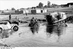 Bundesarchiv_Bild_101I-155-2111A-22%2C_Russland%2C_Raupenschlepper_Ost_mit_Pak%2C_PKW.jpg