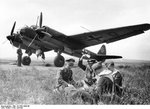 Bundesarchiv_Bild_101I-359-2003-05%2C_Flugzeug_Junkers_Ju_88%2C_Besatzung_spielt_Karten.jpg