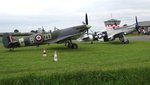 Spitfire en Mustang by refueling.JPG