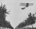Alberto_Santos_Dumont_flying_the_Demoiselle_(1909).jpg