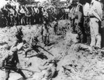Soldados japoneses ejecutando soldados chinos capturados en 1937..jpg
