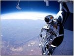 felix-baumgartner-standing-in-his-capsule-about-to-dive-640x480.jpg