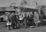 avro_lancaster_with_crew_at_raf_waddington_208.jpg