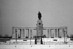 Soviet War Memorial W. Berlin 4 B&W.jpg