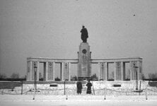 Soviet War Memorial W. Berlin2 a.jpg