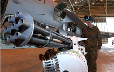 M61A1 Vulcan gun of a F:A-18C Hornet (VMFA-212) at MCAS Iwakuni, Japan  April 2005 SEAORG.png