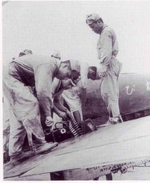 Ground crew relaod  a Ki-61 Hein on Java 18th Training Squadron..png