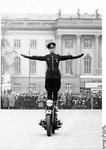 421px-Bundesarchiv_Bild_121-0238%2C_Berlin%2C_Tag_der_deutschen_Polizei%2C_Motorradakrobatik.jpg