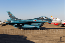 Mitsubishi F-2A '13-8564' Hyakuri JASDF October 2015 JETPHO.png