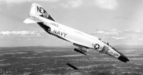 F-4B-19-MC Phantom BuNo 151485 of VF-21 ‘Free Lancers’ dropping Mk 82 Snakeye bombs over Việ...png