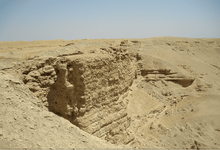 A view of the southern wadi and part of the walls of the city of Dura-Europos WIKI.png