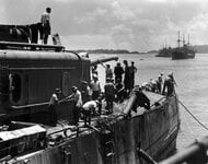 Bomb_damage_to_USS_Marblehead_(CL-12)_following_the_Battle_of_Makassar_Strait,_February_1942_(...jpg