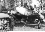 Bundesarchiv_Bild_101I-404-0521-19A%2C_Flugzeug_Messerschmitt_Me_110%2C_Betanken.jpg