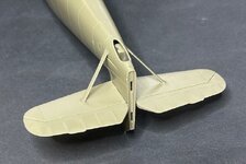 34_tail struts_E0811.jpg