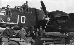 B-25-Mitchell-15GBAP-14GBAD-White-10-with-crew-at-Uman-airfield-Russia-1944-02.jpg
