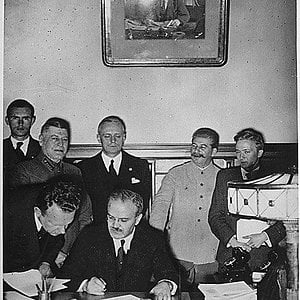 Molotow signs the Hitler - Stalin Pact, behind it v. Ribbentrop, right behi