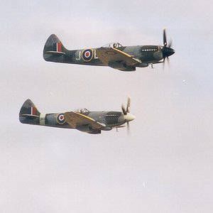 2 x Spitfire  1024 x 768