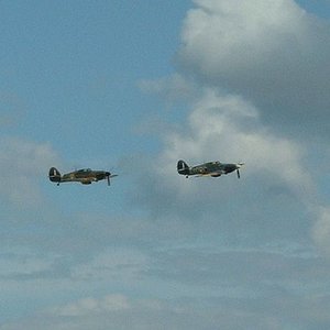 2_x_hurricanes_in_flight_col