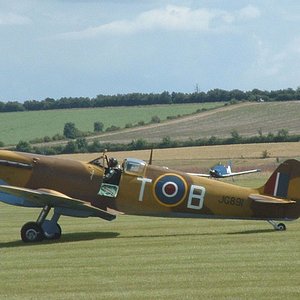 Desert_Spitfire_taxying_col