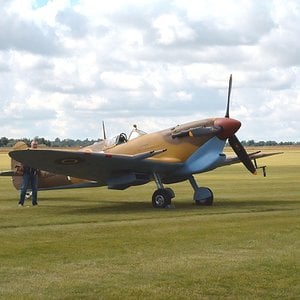 Spitfires_on_flightline_2_col