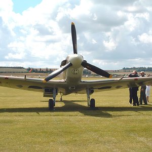 Spitfires_on_flightline_5_col