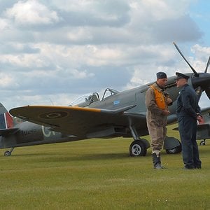Spitfires_on_flightline_12_col