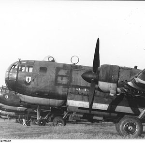 Bundesarchiv_Bild_101I-674-7766-07_Flugzeuge_Heinkel_He_177
