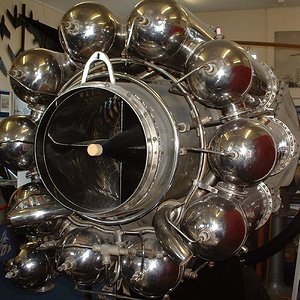 Whittle_Jet_Engine_W2-700_1_