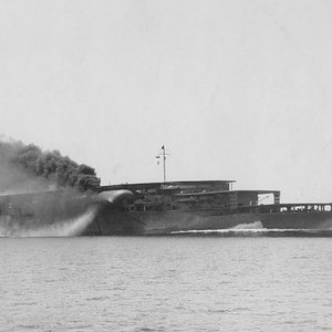 4-Japanese-aircraft-carrier-Akagi-01