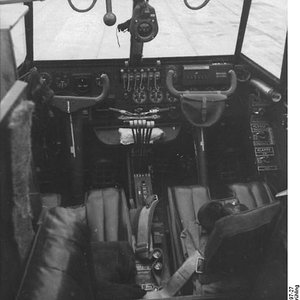 Bundesarchiv_Bild_101I-668-7197-27_Reichsgebiet_Flugzeug_Me_323_Gigant_Cock