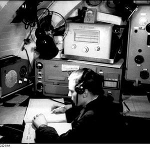 Bundesarchiv_Bild_101II-MW-4222-01A_Enigma_auf_U-Boot_U-124