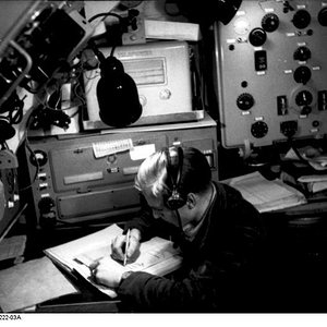 Bundesarchiv_Bild_101II-MW-4222-03A_Enigma_auf_U-Boot_U-124
