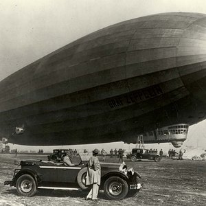 1929-Packard-and-the-Graf-Zeppelin