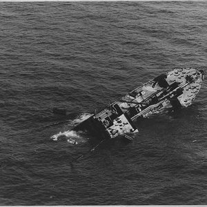 Oil_tanker_sunk_by_German_U-Boats_off_the_Virginia_coast_1942