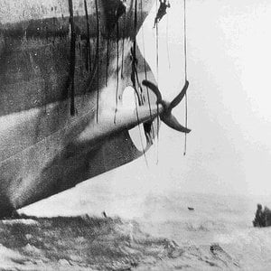 US-ship-torpedoed-by_German-U-boat_1915