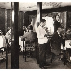 In_flight_the_dining_room_of_the_Graf_Zeppelin_airship_early_1930s
