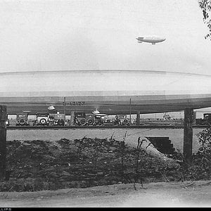 graf-zeppelin-at_dock_at_side