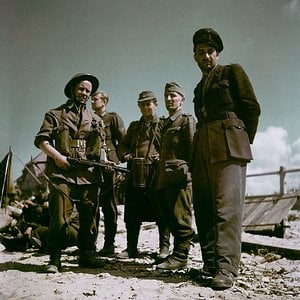 Canadian_soldier_with_a_group_of_German_POWs