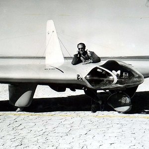 Northrop_MX-334_flying_wing_glider_with_test_pilot_Harry_Crosby_1944