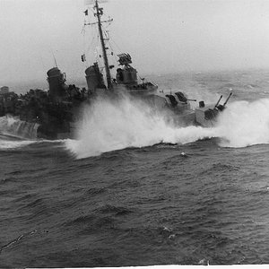 US_Destroyer in very stormy South China Seas