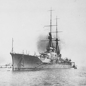 Japanese_Navy_battlecruiser_Haruna_at_Kobe_on_24th_April_1915